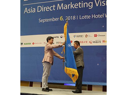 最後にKOLSAのピョン会長からJADMAの阿部会長に旗が渡された